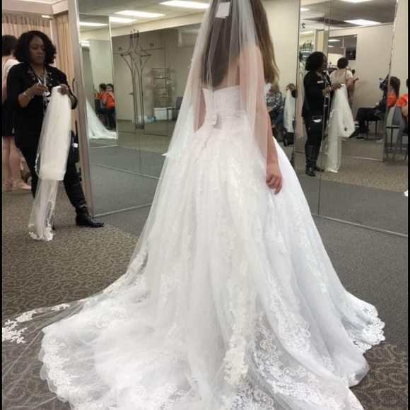 Beautiful Lace Wedding dress - Picture 2 of 2